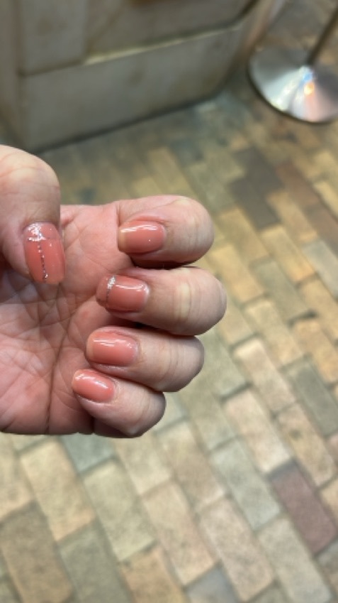 店舖雖小,但是乾淨舒適,師傅手勢很好,價錢優惠,單色45分鐘來完成非常滿意!