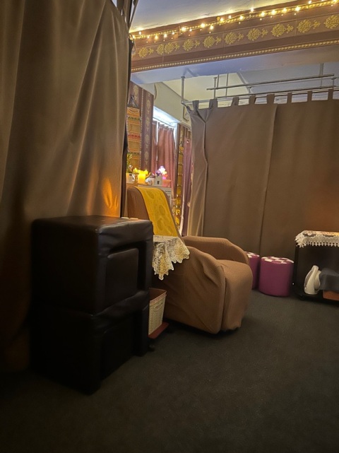 返工返到攰 臨瞓前搵左呢一間泰式按摩
第一次幫襯 地點方便 係正旺角警署對面
地鐵出口2分鐘到 環境唔錯 
我簡左120分鐘泰式按摩 技師會問邊度攰啲
都好重點幫我按 力度足夠 佢會係啲比較攰既位大力啲 幫我鬆一鬆 而且足鐘 我遲左10分鐘到 佢會多返10分鐘俾我🫶🏻 我選擇既時段係一開門 
有優惠時段價錢 下次都會再幫襯❤️🫶🏻
最後仲有糖水食😂不過無影到