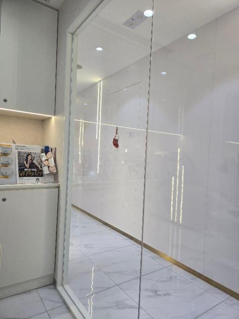 Super friendly staff, 
My therapist was Ms. Moon. She was really friendly amd the treatment feels really refreshing. Recommended to anyone who would love to try the facial cleanup.