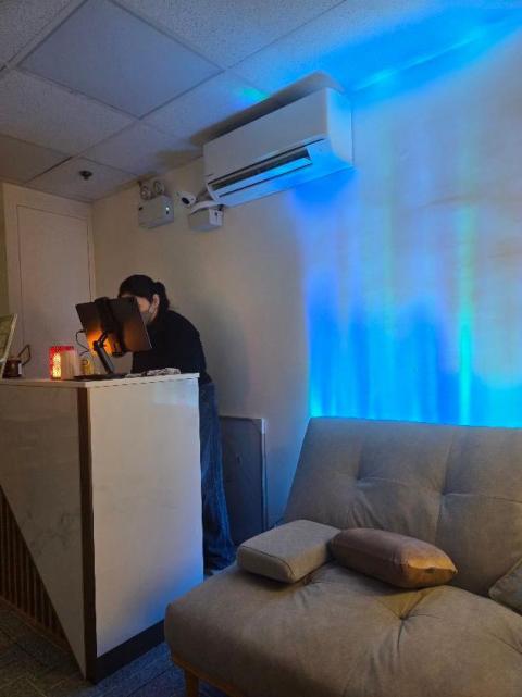 位於銅鑼灣軒尼詩道嘉年華商業大廈16樓的一家泰式按摩小店，由泰籍師傅為你提供服務，環境清幽，私隱度高，有兩間雙人房。師傅手勢純熟，非常到位。值得再來光顧👍🏻