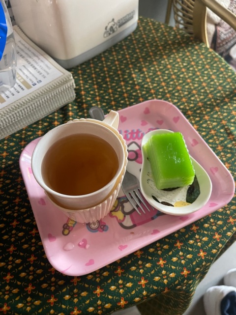 式按摩店,雖然空間有限,裝潢與硬件不算突出,但卻因大廈設計與租金所限而顯得樸實。
真正打動人心的,是技師專業而細膩的手法,加上合理的價錢,讓人覺得物有所值。最美好的時刻,是按摩後坐下來,捧著一杯茶,配上一件甜點,靜靜享受片刻悠閒。
誠意推薦。