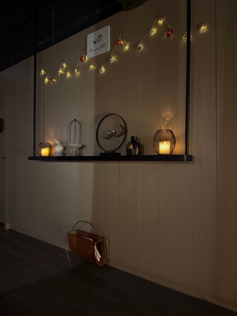 The place had a nice vibe, clean and calming with good music.