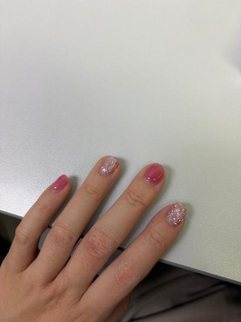 整得好快，甲型修得靚，美甲師會俾啲意見我揀款。靚啲嘅顏色要加$30、跳色+20、貓眼/法式/漸變+100。
環境一般，少少迫，似係旺中整。比較多大陸人整，店內充斥普通話。
容易預約，顧客亦多。
整體都係唔錯嘅體驗，價值合理，會考慮再去。