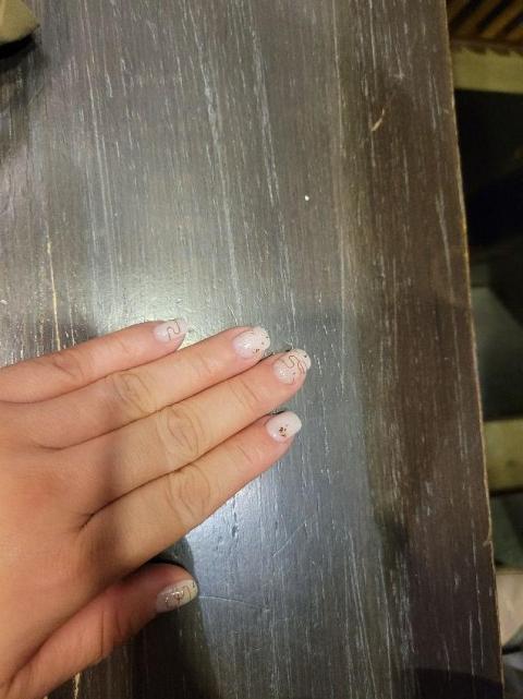 地點近港鐵，方便。
環境整潔，順心。
服務有禮，繪功優良，配色優美。
