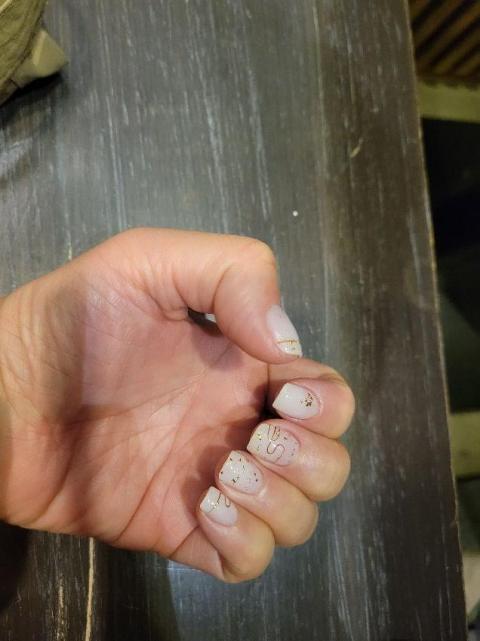 地點近港鐵，方便。
環境整潔，順心。
服務有禮，繪功優良，配色優美。
