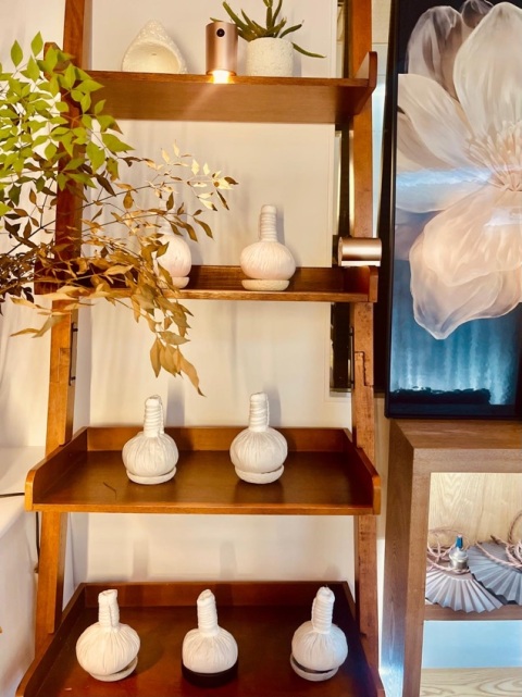 經朋友推介，今日終於可以去試泰按摩，因身體問題一直keep 住做物理治療或中式按摩，但今日按完痛位真係放鬆好多，泰師傅手勢同經驗豐富，比起我平時物理治療後嘅感覺好得多，而且性價比高👍🏻 ，一定會介紹比家人朋友，而今日去到啱啱有人做草球，蒸氣嘅草球味好舒服好放鬆，下次一定會試試草球按摩