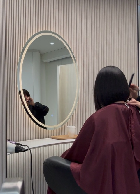 今日去中環搵Keyvin剪頭髮，真係好滿意！由頭到尾都好細心，唔會急急趕趕，會慢慢同我溝通清楚想要咩效果，仲俾啲專業意見我。

剪出嚟嘅髮型好自然，同我想像中一樣，仲好修飾面型。整體感覺好舒服，手勢好好，絕對係會想再返去幫襯嘅髮型師！ 👍