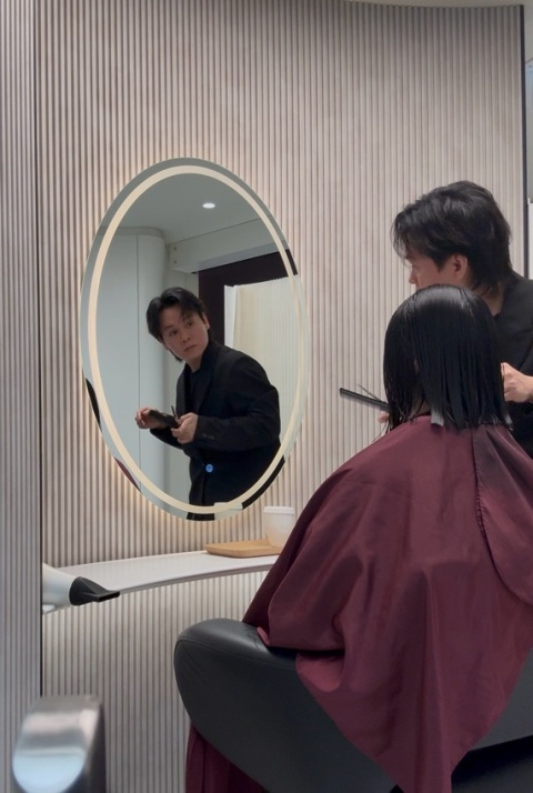 今日去中環搵Keyvin剪頭髮，真係好滿意！由頭到尾都好細心，唔會急急趕趕，會慢慢同我溝通清楚想要咩效果，仲俾啲專業意見我。

剪出嚟嘅髮型好自然，同我想像中一樣，仲好修飾面型。整體感覺好舒服，手勢好好，絕對係會想再返去幫襯嘅髮型師！ 👍