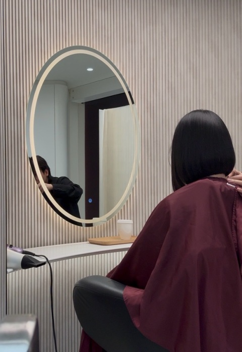 今日去中環搵Keyvin剪頭髮，真係好滿意！由頭到尾都好細心，唔會急急趕趕，會慢慢同我溝通清楚想要咩效果，仲俾啲專業意見我。

剪出嚟嘅髮型好自然，同我想像中一樣，仲好修飾面型。整體感覺好舒服，手勢好好，絕對係會想再返去幫襯嘅髮型師！ 👍