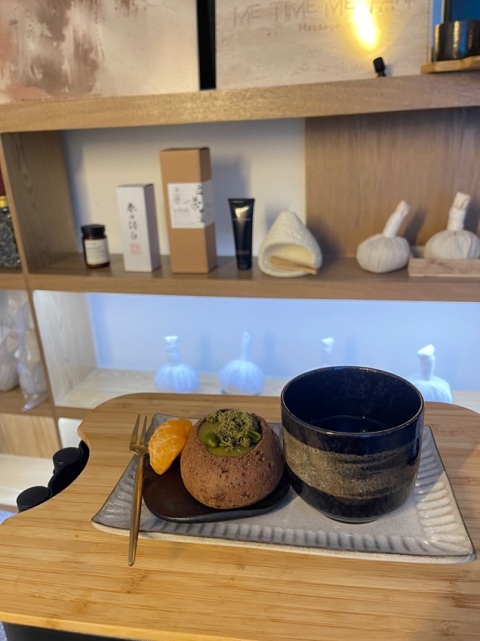 除咗師傅按得舒服，成個背脊真係鬆好多，覺得佢哋好用心做，按完重有咁精緻嘅甜品￼👍🏻