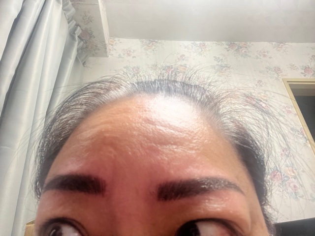 很落力sell自己嘅服務,不斷叫你加錢，要佢嘅服務！條眉整到不是我想像般那樣。好假，不自然，霧眉要我$980，重要我加錢呀$820，整靚啲。整到成隻鬼咁。