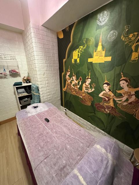 Had a two-hour oil massage.

Flexible and prompt reply of rescheduling. 
Experienced masseuse: 
Focused on stiff muscles
Really helped to relieve body tension
Good time management.

Good deal. Hope this price can be maintained and I will definitely come back.