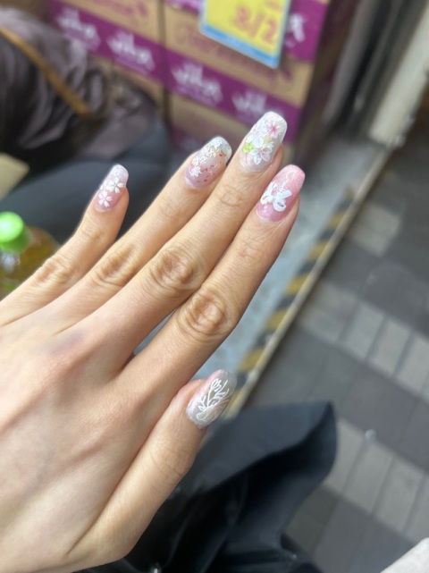 美甲師設計用心，能修得甲形修長，圖案上頗多選擇，不論是疊貼或單貼都好看！疊貼層次豐富，有春天氣息🌸