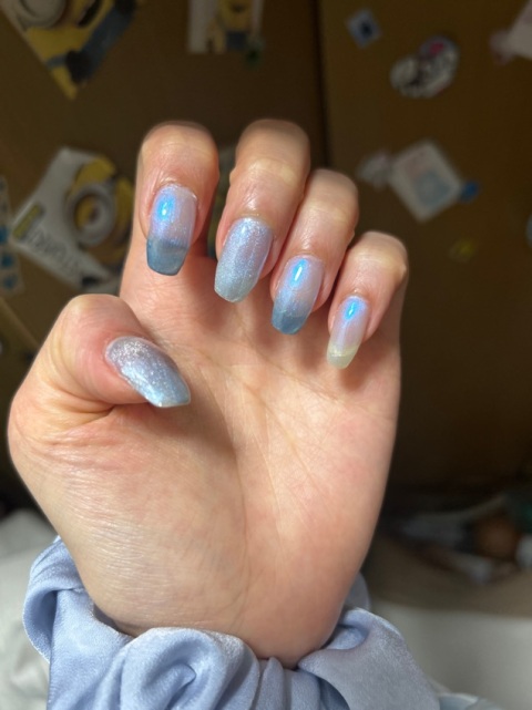 美甲師非常細心，甲油顏色特別又精美，漸變很美！會再光顧～