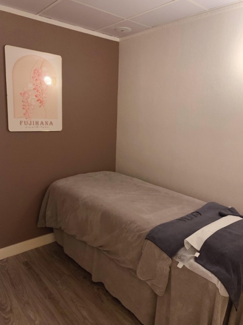 好評，環境溫馨，服務態度好👍🏻，重點我響出面試過其他豐胸療程，未試過呢種用法，而且大得好明顯，大贊🫶🏻🫶🏻🫶🏻