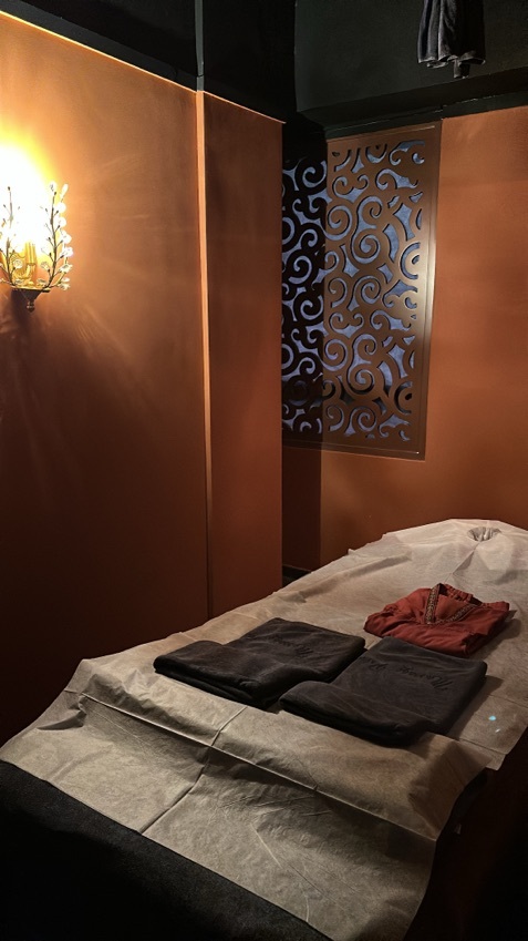 如果Toby即日預約，有機會好似我咁摸門釘，希望其他人睇到都避免。 雖然Toby有開放當日可預約時間，但佢哋未必會update Toby收到既預約安排，所以我上到去同事處理咗十幾分鐘都係book定下一個星期再來。
環境係最大優點，獨立房間而且有櫃桶放置物品。泰國師傅都好友善盡力，力度夠但按到位方面就尚可改善。
做完會sell 買package，單次再做就唔再係Toby顯示價 會貴啲，所以如果再回頭用package 就會平啲。