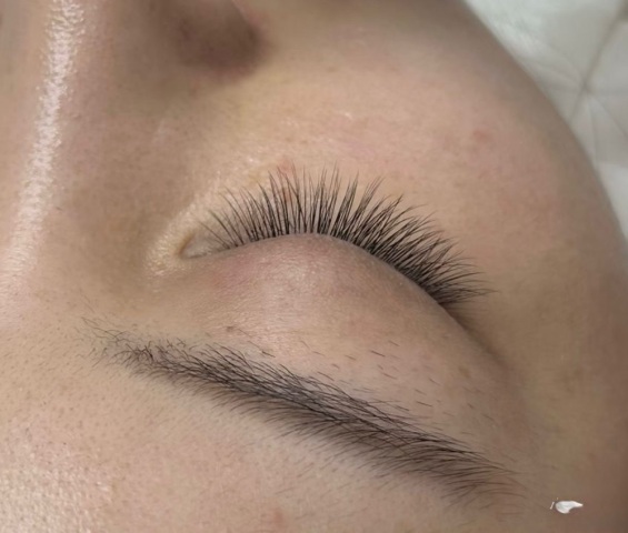 店主親自做，睫毛做得好自然輕身！我非常滿意，非常鍾意！過程好舒服瞓着咗！環境乾淨政治！值得推薦👍👍￼