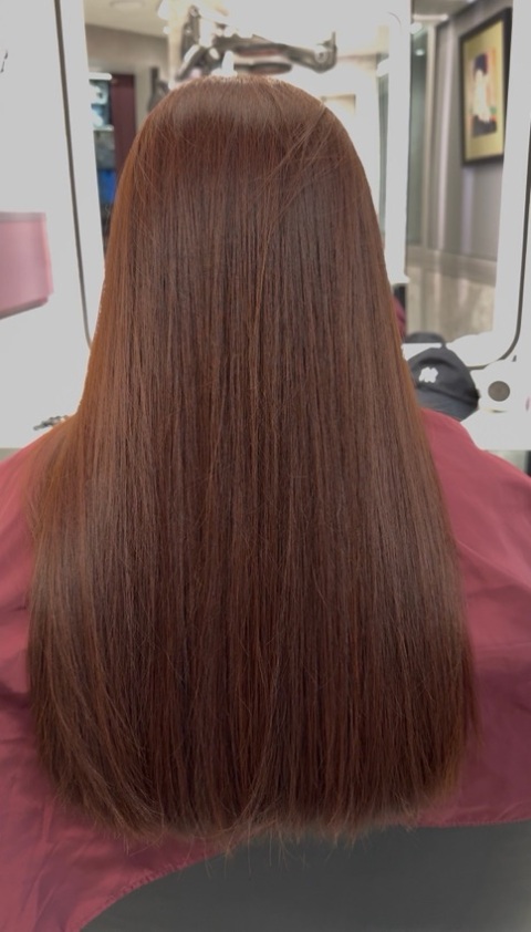 透過Toby 預約了中環 il colpo mi salon 的 Keyvin 進行剪髮,見有時間染埋頭髮。整個過程非常專業，出來的效果令人非常滿意！剪髮技術精湛，染髮顏色準確，完全達到我想要的效果。大力推薦 Keyvin 給正在找高品質美髮服務的朋友！👍