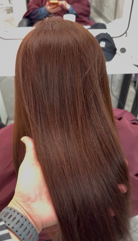 透過Toby 預約了中環 il colpo mi salon 的 Keyvin 進行剪髮,見有時間染埋頭髮。整個過程非常專業，出來的效果令人非常滿意！剪髮技術精湛，染髮顏色準確，完全達到我想要的效果。大力推薦 Keyvin 給正在找高品質美髮服務的朋友！👍