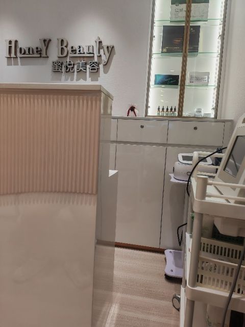 屬於私人小店美容院,沒有硬銷,主要是處理女兒痘痘問題,整體來說滿意!