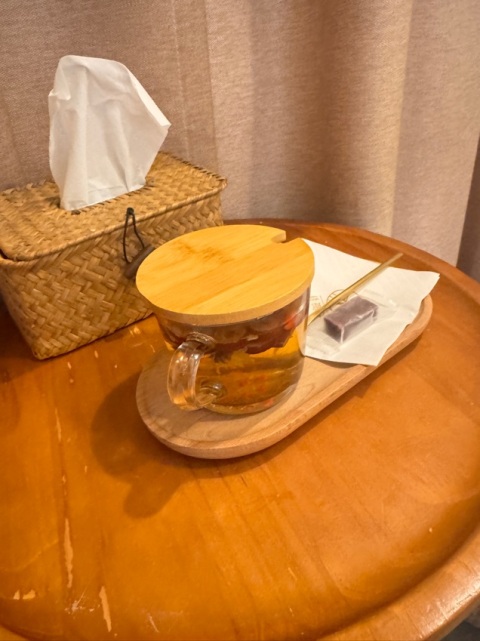 技師手勢很好，很細心，沒有hard sell ，感覺好好，應該下次會再來，做完有花茶飲。
但平台預約，有點出錯。原先約了18號，之後發現我約的時間原來沒有位置，店舖即是作出更改，改了19，👍🏻👍🏻