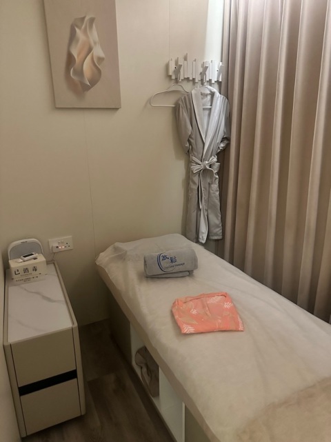 環境相當乾淨，環繞放松音樂，按摩師手勢好，力道夠，價格公道，且不care sell，我楝咗V2 90mins$320,真係由頭松到腳，超正，會再幫襯