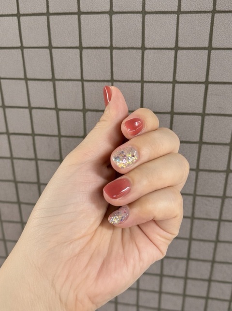 ⭐️⭐️⭐️⭐️⭐️ 5/5
《Soak Off Gel 雙色美甲:玫瑰粉紅 × 幻彩閃片》
今天剛完成這款 Soak Off Gel 雙色美甲,整體體驗非常好,想認真寫個評價推薦給大家。
一走進店裡,已令人有種溫暖、舒適、放鬆的感覺。美甲師非常專業細心,先耐心了解我想要的風格,再拿出色板讓我慢慢挑選。最後選了溫柔的玫瑰粉紅,配搭令人賞心悅目的幻彩閃片。美甲師還特意確認顏色在自然光下的效果,十分貼心。
前置修型、修剪死皮、打磨甲面都做得相當仔細,過程舒服,沒有刺痛或不適。上色時每一層都薄而均勻,玫瑰粉紅飽和得來不厚重,幻彩閃片分布平均,沒有溢膠或刷痕。封層照燈後,甲面光滑亮澤,質感很好。
成品比想像中更滿意!玫瑰粉紅溫柔顯白,幻彩閃片在光線下折射出細緻迷人的光澤,舉手投足都有小亮點。雙色跳色層次分明,又不會太花俏,朋友和家人都大讚漂亮。
整體環境舒適,價格超值,美甲師專業、經理友善,整個過程都令人感覺溫暖。非常推薦,我剛做好已經很開心,之後希望會再有機會幫襯!