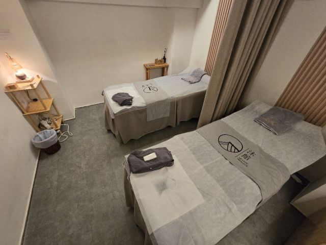 兩位按摩師，香薰油按到位，熱石舒緩，1+1 效果令人滿意。按摩後有果茶。