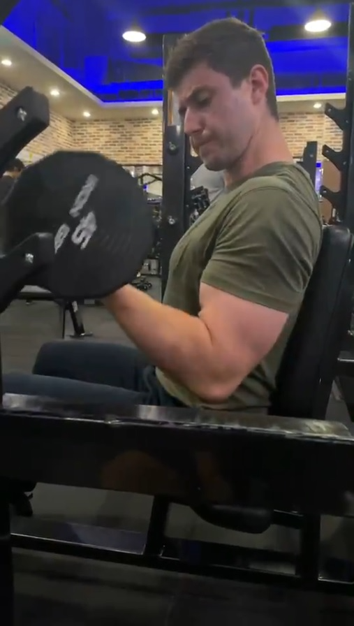 An example of exercise for biceps and forearms 鍛煉二頭肌和前臂的例子:  
Seated dumbbell curl