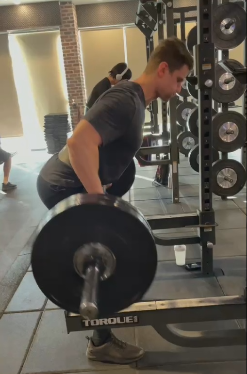 An example of exercise for back muscles 背部肌肉鍛煉示例：
Bent Over Row