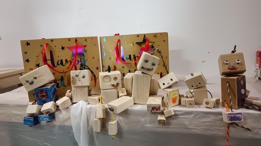An example of the diversity of the beginner’s class “Wooden Robi”