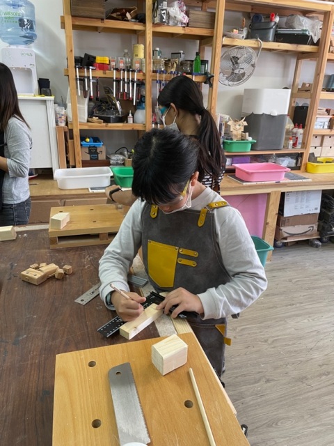 Kids learn how to meassure and transfer their dimensions from paper to wood.