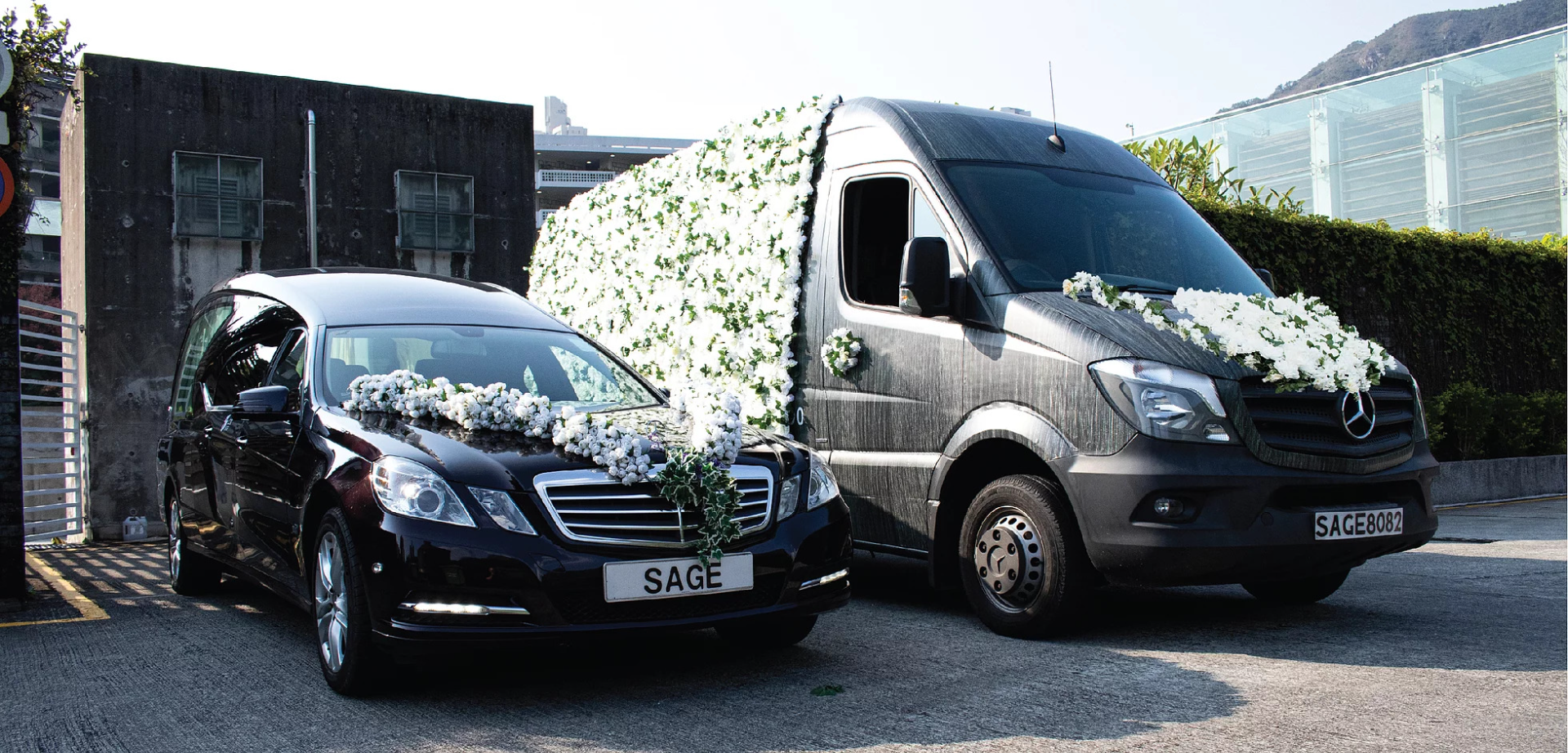 仁智laGreen殯儀是本港第一家殯儀公司，引進由意大利設計的西式平治靈車。