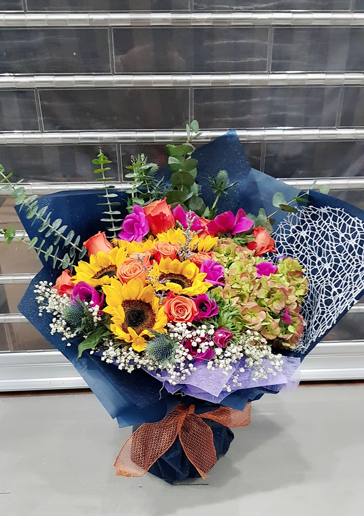 奪目繽紛鮮花花束， 按個人需要為顧客配搭不同色系感覺的花束或花藝禮品。