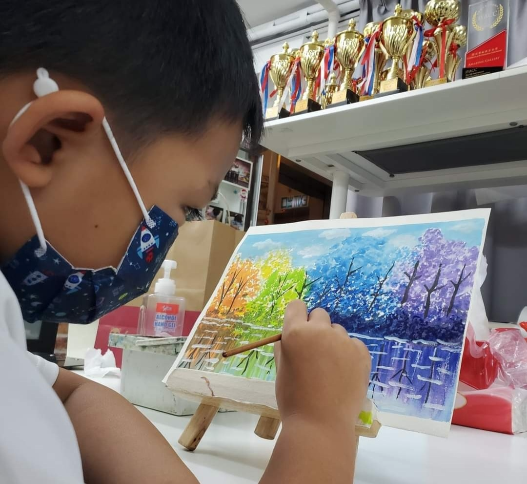 兒童藝術創意綜合畫班: 全方位訓練小朋友，包括:素描，水形，木顏色，乾粉彩，塑膠...等，使他們能夠透過任何媒介都能把腦中所想表達於畫布上。