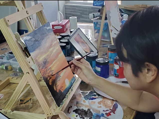 學生專心畫畫中,第五堂已從不會畫畫到現在畫得有板有眼