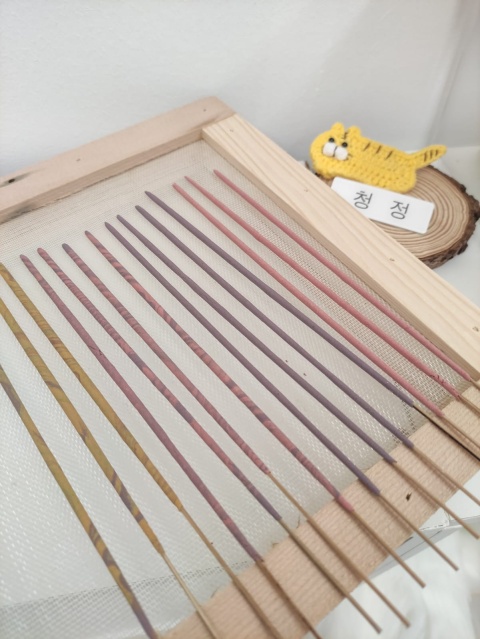 線香證書課程
認識各種香粉原料
了解不同香粉配搭
學會用什麼手法自製香品
作品有：
塔香、倒流香、竹香、盤香、線香、印香等