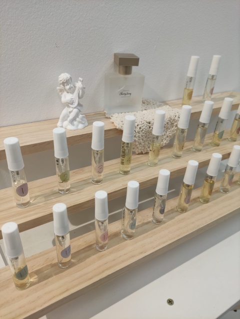 調香體驗課程 
40多款香水原料可供選擇~
可以製作25ml香水 ✨
📝過程約1.5 -2小時 
大人小朋友都可以一齊體驗架～
 