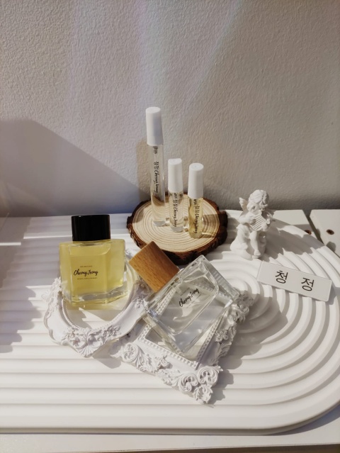 調香體驗課程 
40多款香水原料可供選擇~
可以製作25ml香水 ✨
📝過程約1.5 -2小時 
大人小朋友都可以一齊體驗架～