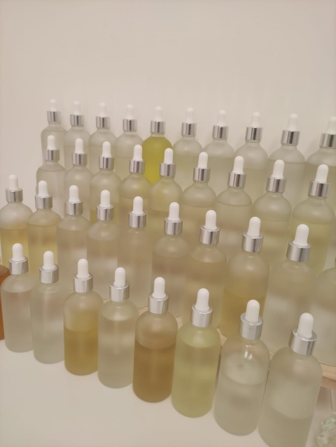 調香證書課程
主要係認識多種香水原料
了解各種味道特性
各種香氣如何互相配搭等等 
作品有：
香氛擴香瓶 50mL
基礎作品香水 10mL
畢業作品香水 30mL
