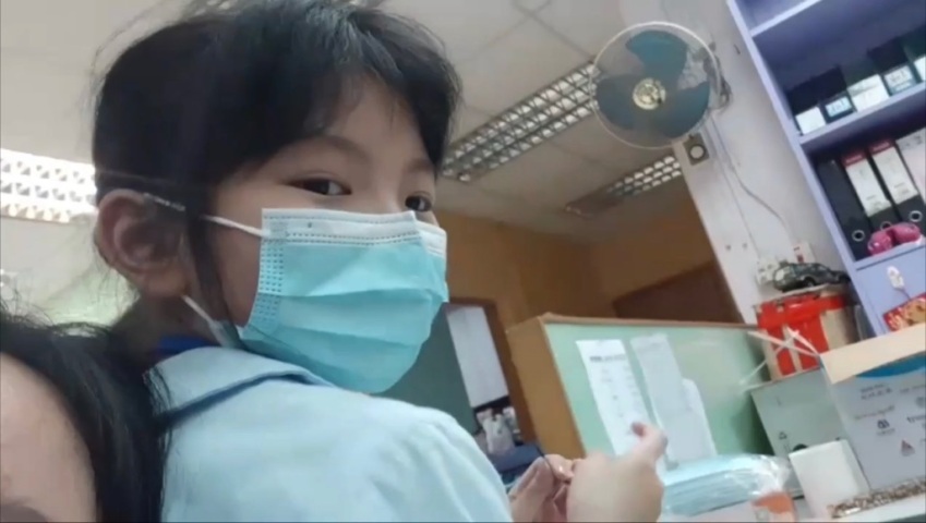 與社區中心的小朋友們在休息時間時的合照