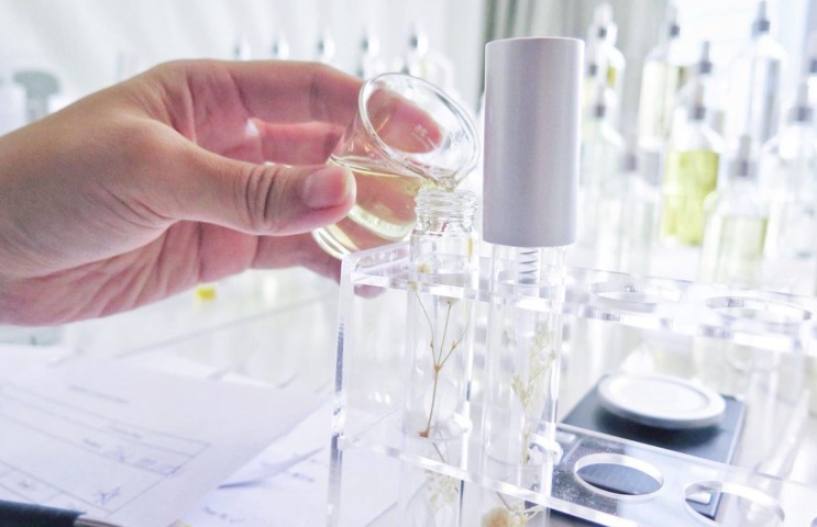 FOURTH SCENTORY 提供超過80種香水原料，以仿實驗室用品的獨特香水瓶設計，配合多用途的擴香石架，調製您專屬的工作坊及課程成品。