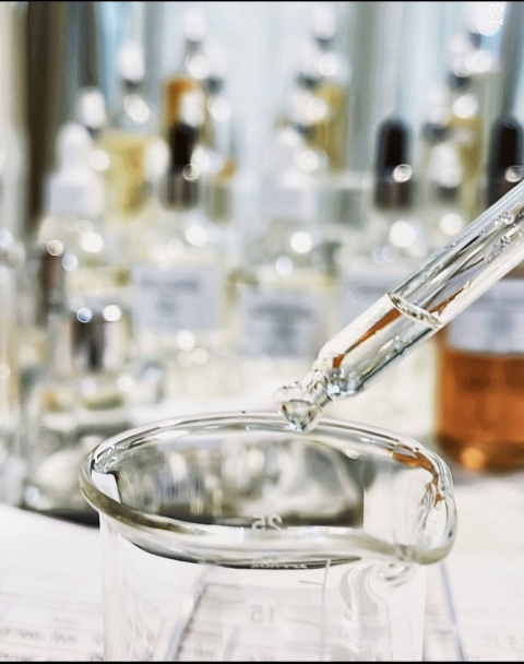 FOURTH SCENTORY 提供超過80種香水原料，以仿實驗室用品的獨特香水瓶設計，配合多用途的擴香石架，調製您專屬的工作坊及課程成品。課程同時訓練嗅覺能力，包括香氣盲測等環節。