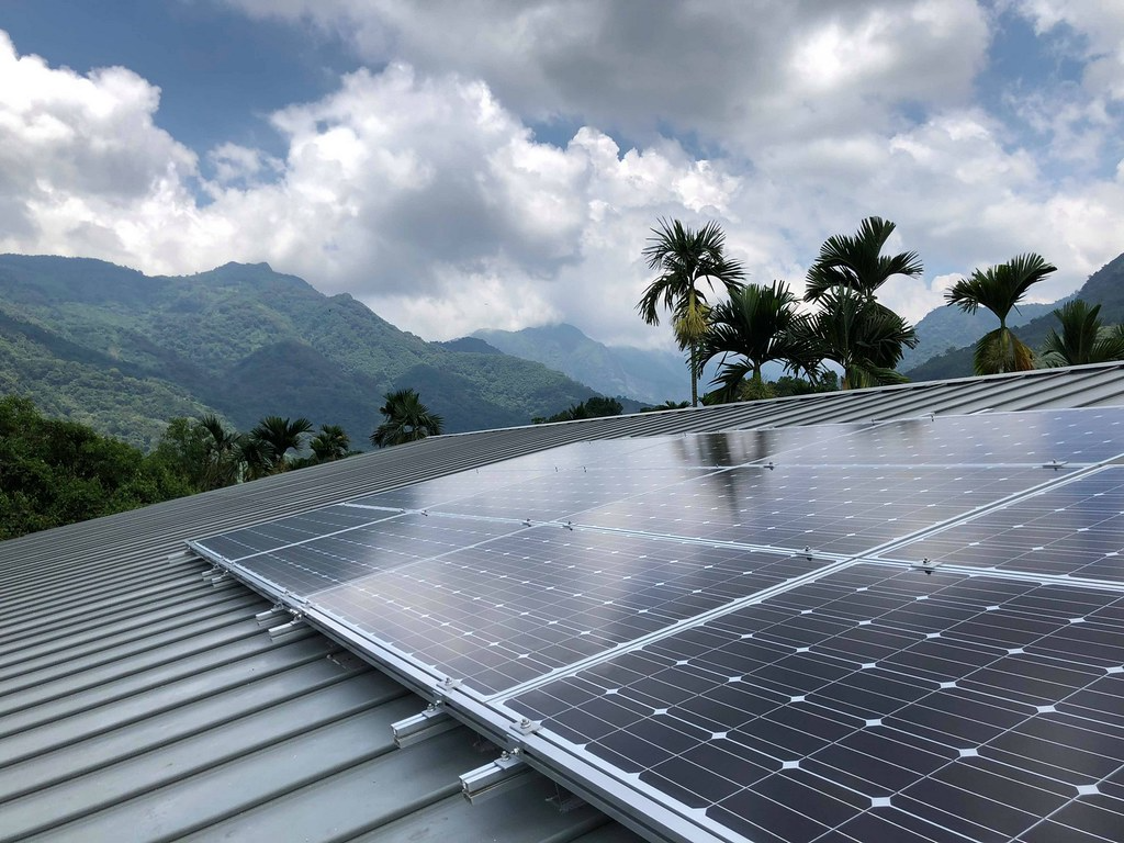 安裝太陽能系統後 , 除了擁有合法的天台上蓋和穩定的回購電力收益 , 更令到太陽能板下的空間直接降溫 .  