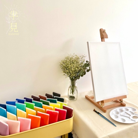 半見 HANNMI 提供繪畫所需的工具及顏料，只需圍上圍裙就可享受繪畫時光。