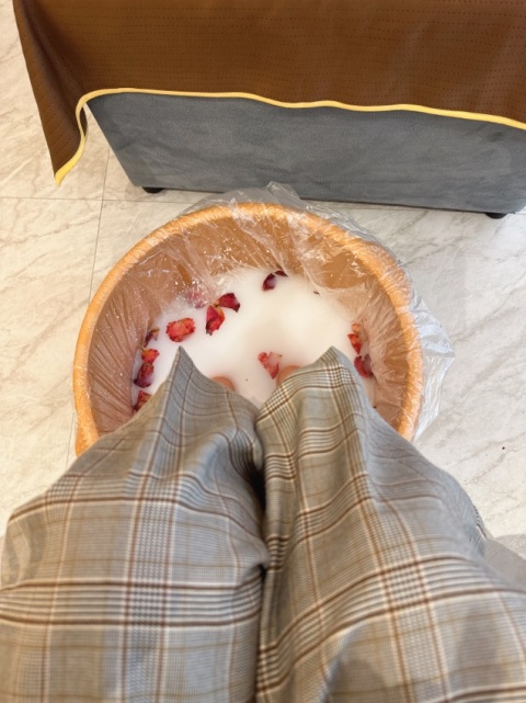 玫瑰牛奶浸腳，超舒服啊，浸完又白又滑😍