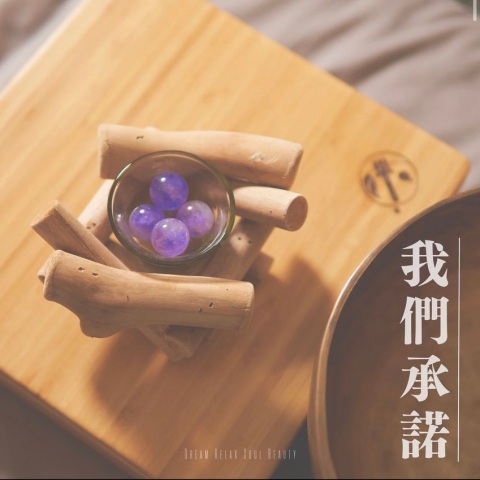 DREAM HOUSE - 我們最真誠的承諾: 24年美容經驗主理 見證過萬次美麗成果口碑載譽. 一站式療程以藝術與生活美容融合 天然減壓 重視五官心靈享受 #療癒身心靈 [身,心靈+醫學美容療程] - 養身:養生療程,讓身體取得平衡健康 - 養心:心靈減壓療程,讓客人由内美至外 - 醫學美容:先進美容儀器和優質產品 為每一位客人改善肌膚 問題 重拾自信 極緻奢華的服務體驗 專業且細心的治療技術 