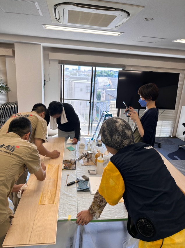 優秀同事享有遠赴日本進修機會，
研修家俬特別修復技術，精益求精盡善盡美