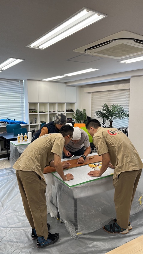 公司裝修部同事遠赴日本，研修家俬特別修復技術，精益求精，盡善盡美