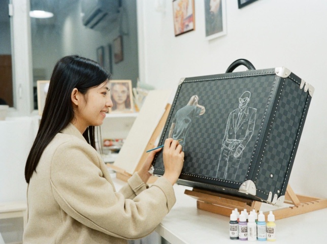 於荔枝角畫室製作客人訂單 - 手繪手提箱 